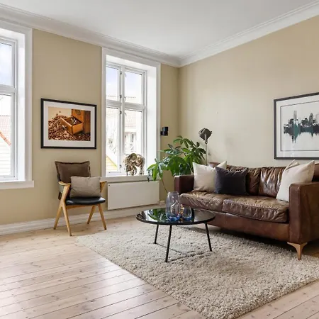 Urban Retreat, Gateway To *